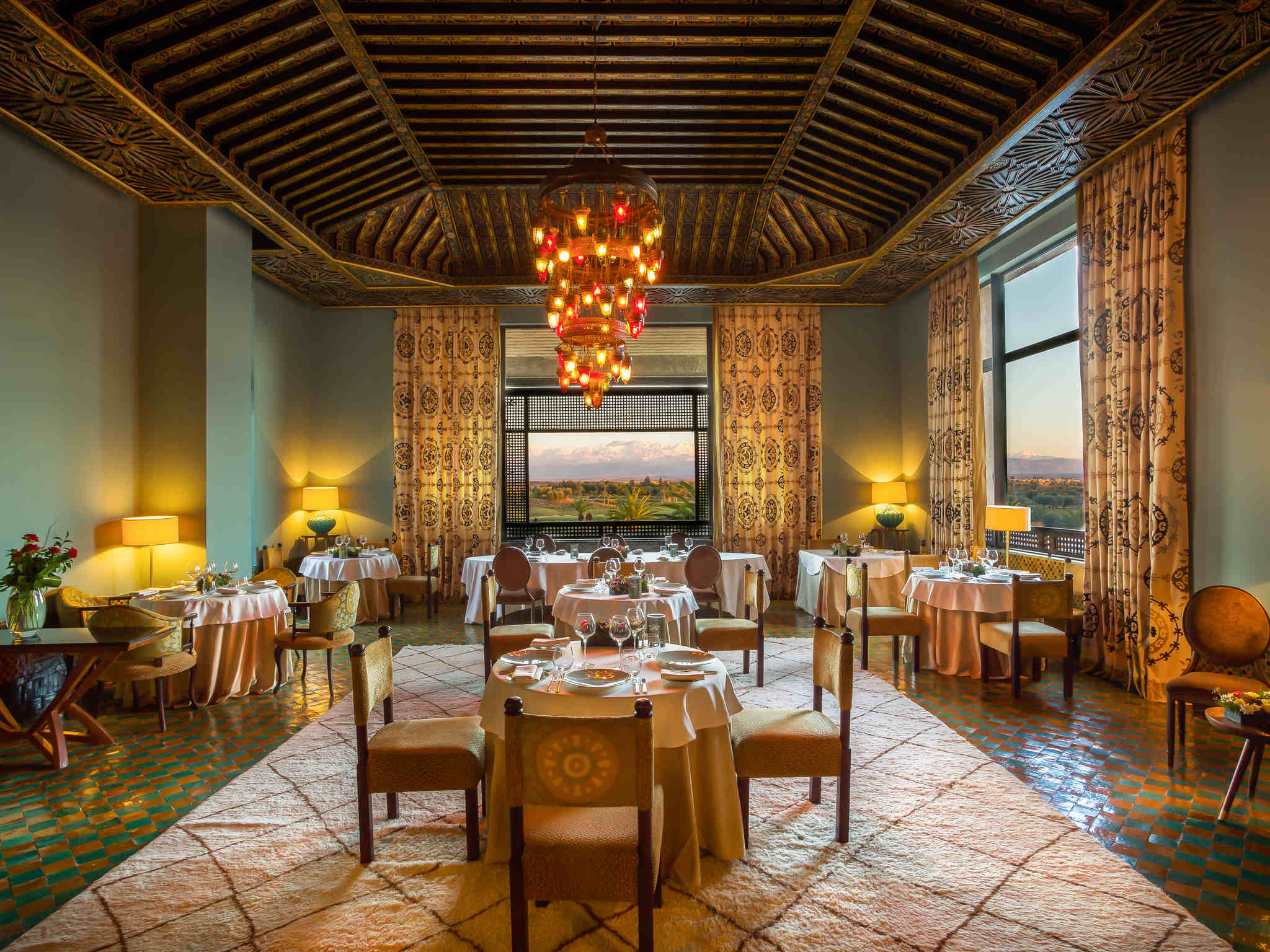 Villa Avec Service Hôtelier Marrakech Salle A Manger - Crédit photo : https://royalpalmmarrakech.com/
